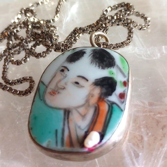 VINTAGE CHINESE HAND PAINTED PORCELAIN YOUNG BOY ENHANCED W/ PEARL  PENDANT 24" - Picture 2 of 4